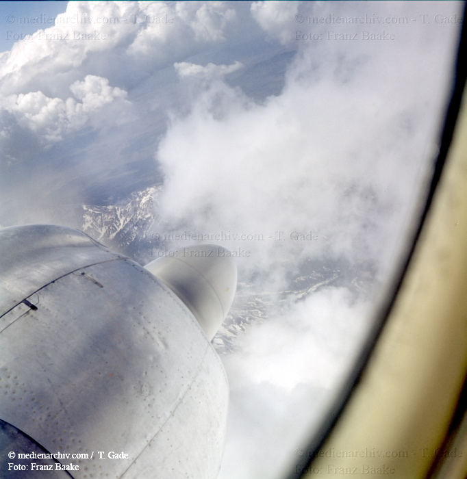 1960. Flugzeug. Drehender Propeller. Fliegen. airplane