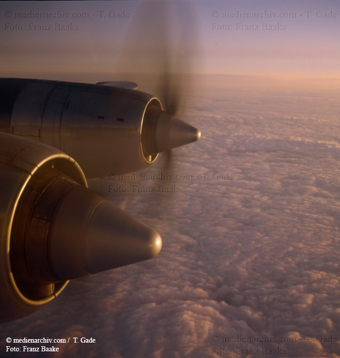 1960. Flugzeug. airplane. Über den Wolken. Drehende Propeller