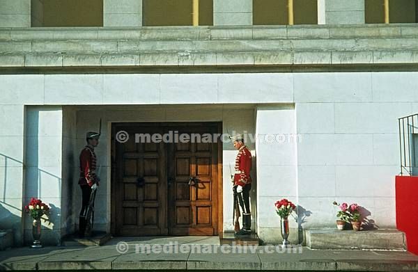 1964. Bulgarien. Sofia. Wachposten vor dem Mausoleum des Georgi Dimitrov