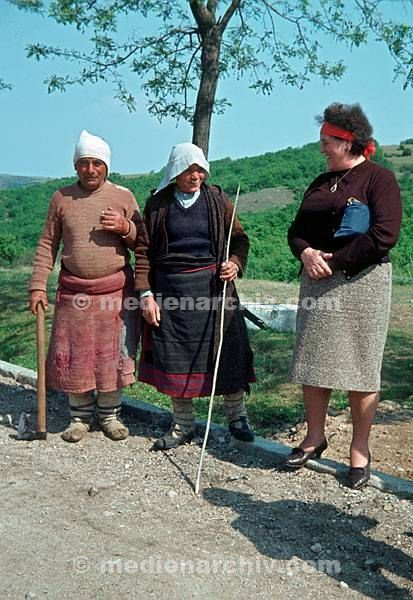 1964. Bulgarien. kurz vor Harmanli. Zwei Hirten im Gespräch mit einer Frau