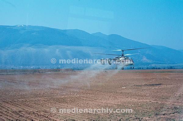 1981. Bulgarien. Landwirtschaft. Ein Hubschrauber besprüht ein Feld