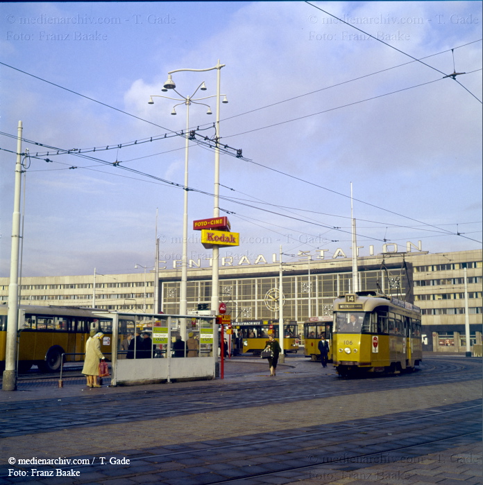 1960. Niederlande. Holland. Amsterdam. Centraal-Station. Straßenbahn. Hauptbahnhof