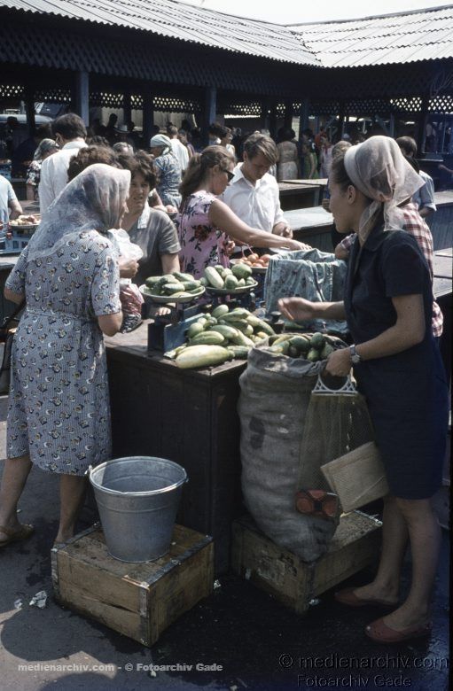 1970. Sowjetunion. Russland.  Charkow. Gemüsemarkt