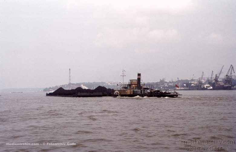 1970. Sowjetunion. Russland.  Charkow. Schubverband. Schute mit schiebenden Schlepper. Schiffe