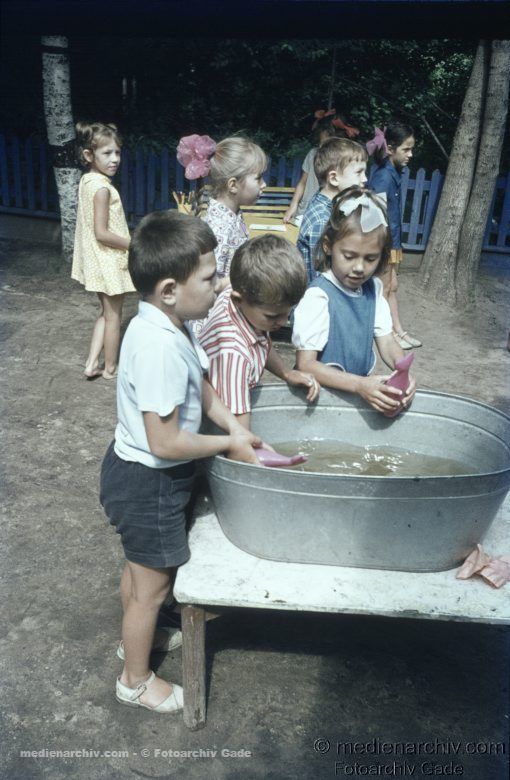 1970. Sowjetunion. Russland.  Charkow. Kinder spielen an einer Zinkbadewanne