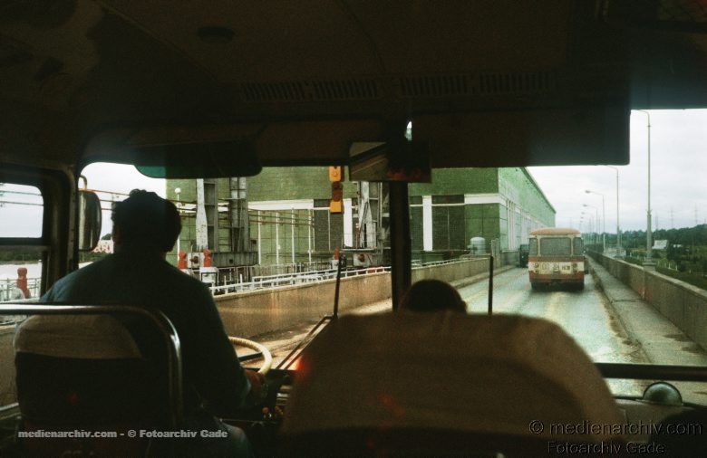 1980. Russland.  Russian Federation. Russische Föderation. Sibirien. Sibir. Siberia. Novosibirsk.  Busfahrer. Busfahrt.